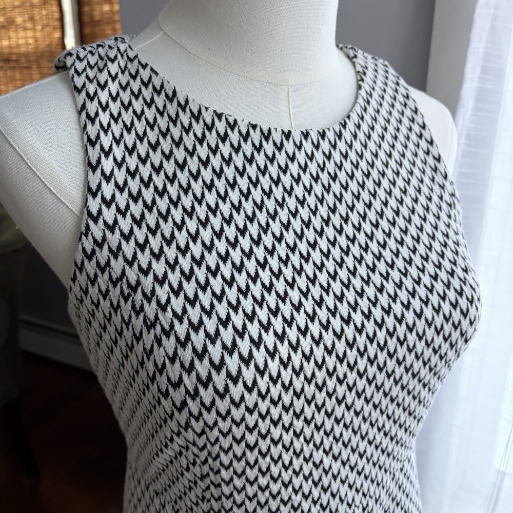 LOFT Petite Black and White Print Skater Dress Sz 2 Sleeveless Knit Mod Comfort - Picture 2 of 16
